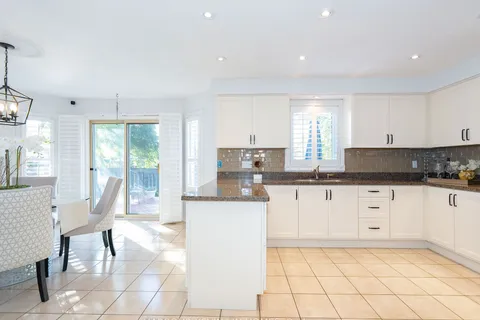 32 Queens College Dr, Richmond Hill, ON L4B 1P2