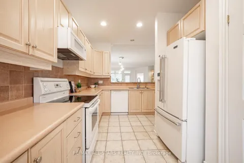 10 Faldos Flight, Whitchurch-Stouffville, ON L4A 1M8