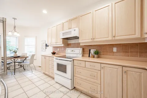 10 Faldos Flight, Whitchurch-Stouffville, ON L4A 1M8