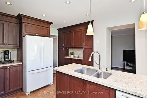 74 Old Yonge St, Aurora, ON L4G 6C7