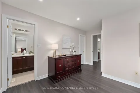 99 Limeridge St, Aurora, ON L4G 7S2