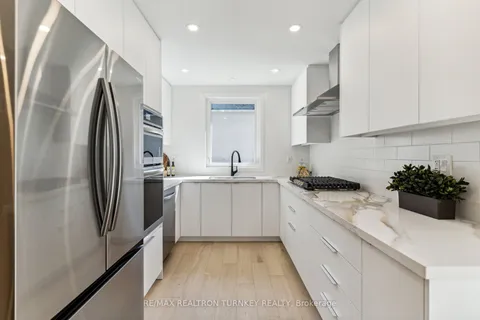 31 Kennedy St, Aurora, ON L4G 2L6