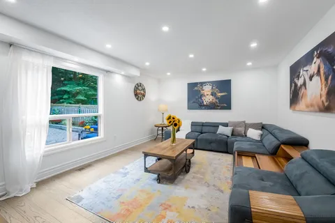 160 Carlyle Cres, Aurora, ON L4G 6P8
