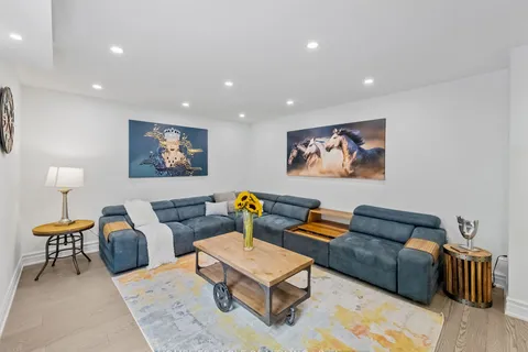 160 Carlyle Cres, Aurora, ON L4G 6P8