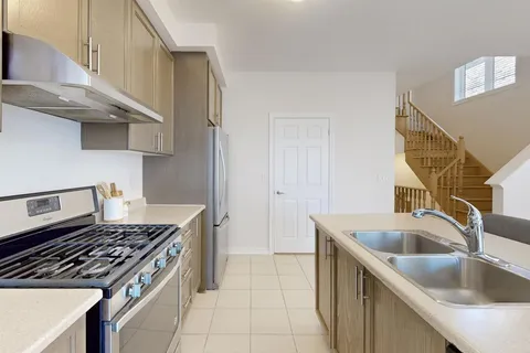 83 Alvin Pegg Dr, East Gwillimbury, ON L9N 0R7