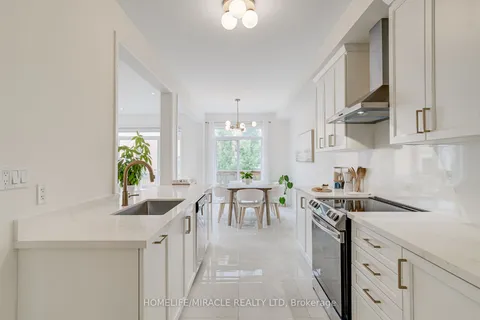 64 Fortis Cres, Bradford West Gwillimbury, ON L3Z 0W2