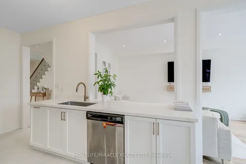 64 Fortis Cres, Bradford West Gwillimbury, ON L3Z 0W2