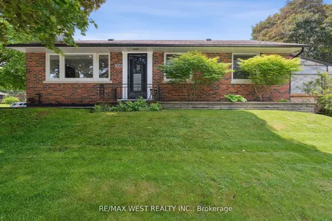 308 Donlin Ave, Newmarket, ON L3Y 4T6
