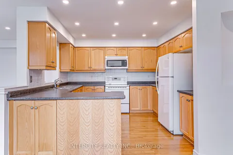 495 Rourke Pl, Newmarket, ON L3Y 8E8