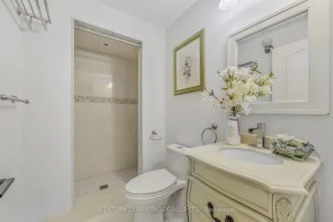 74 Lander Cres, Vaughan, ON L4J 8T8