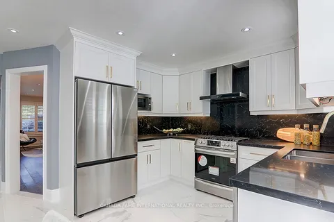 33 Campania Crt, Vaughan, ON L4H 1G4