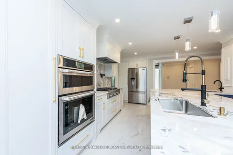 833 Lockwood Circ, Newmarket, ON L3X 1K8