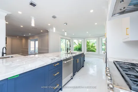 833 Lockwood Circ, Newmarket, ON L3X 1K8