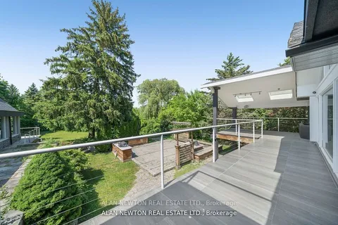 318 CENTRE St, Vaughan, ON L4J 1G7