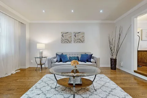 22 Dunvegan Dr, Richmond Hill, ON L4C 6K1