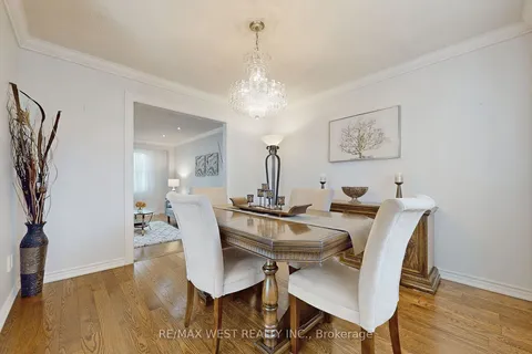 22 Dunvegan Dr, Richmond Hill, ON L4C 6K1