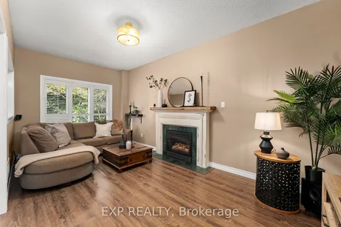 809 Surin Crt, Newmarket, ON L3Y 8R3