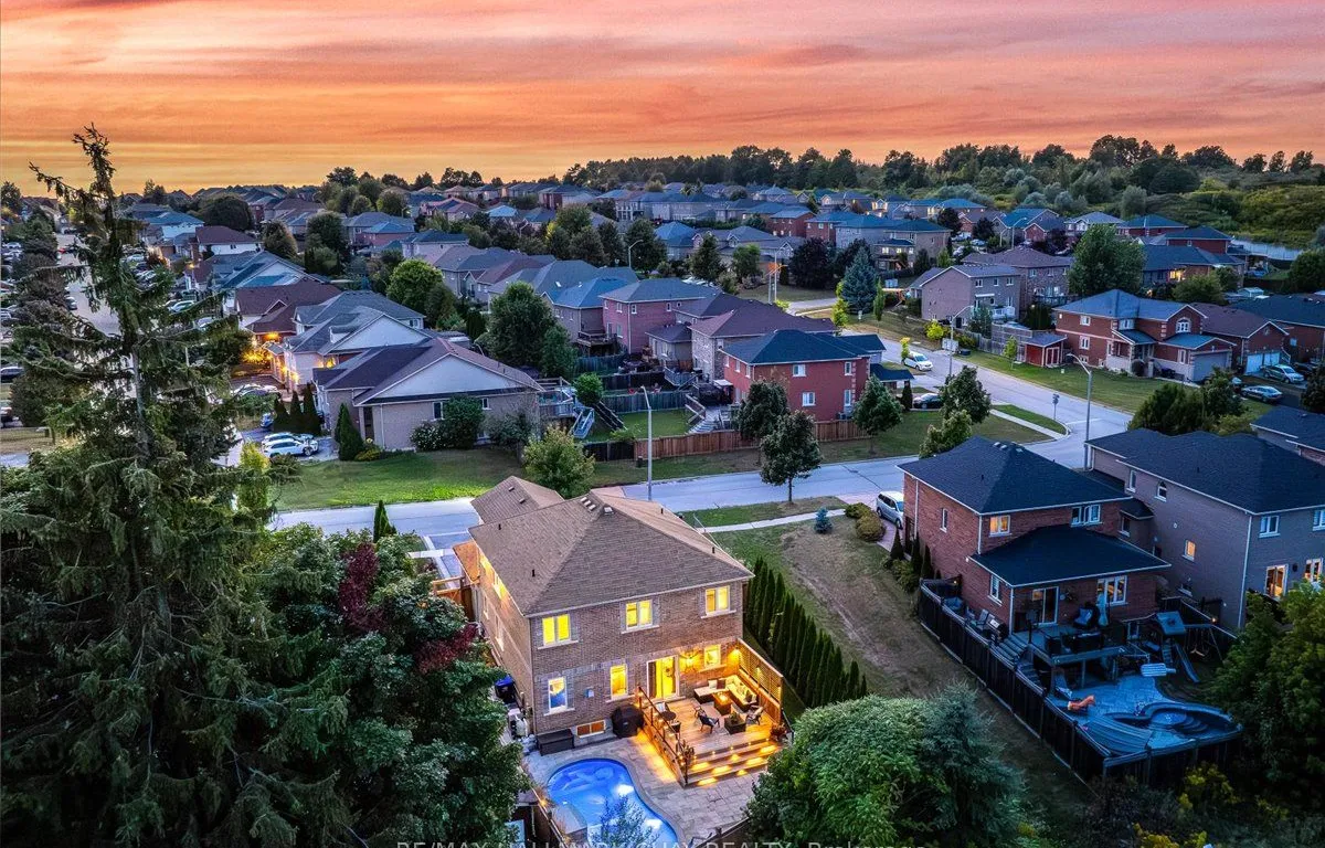 15 Meadowview Dr, Bradford West Gwillimbury, ON L3Z 3J4
