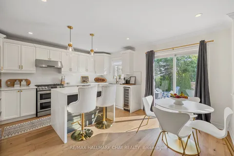 15 Meadowview Dr, Bradford West Gwillimbury, ON L3Z 3J4