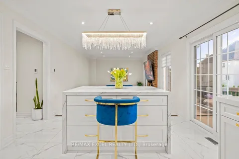 412 Mathews Crt, Newmarket, ON L3X 1C7