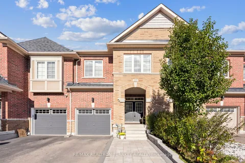 225 Bennett St, Newmarket, ON L3X 0M1
