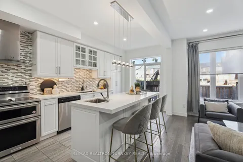 225 Bennett St, Newmarket, ON L3X 0M1