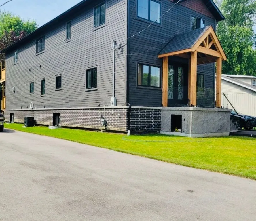 215 Bayview Ave, Georgina, ON L4P 2T3