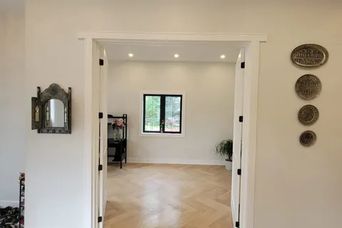 215 Bayview Ave, Georgina, ON L4P 2T3