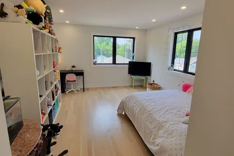 215 Bayview Ave, Georgina, ON L4P 2T3