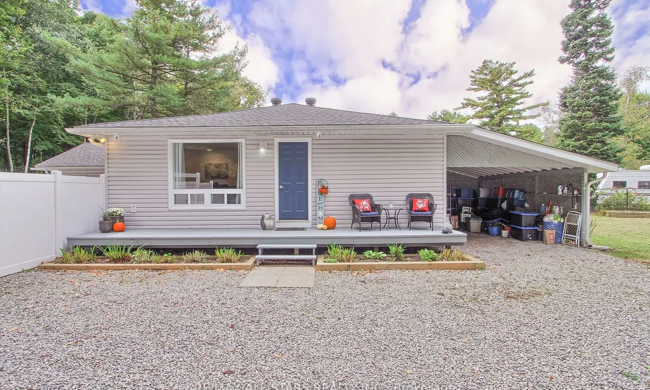 621 Pinegrove Ave, Innisfil, ON L9S 2K4