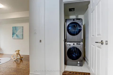 7 Brighton Pl, Vaughan, ON L4J 0E3