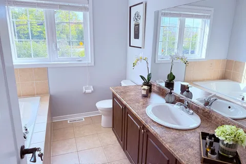 656 North Lake Rd, Richmond Hill, ON L4E 3C8