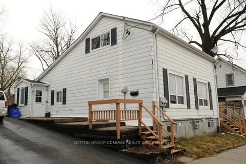 32-34 Superior St, Newmarket, ON L3Y 3X3