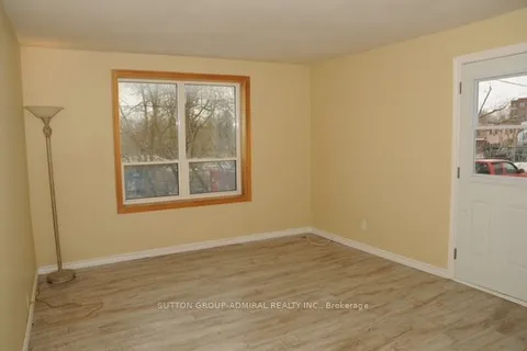 32-34 Superior St, Newmarket, ON L3Y 3X3