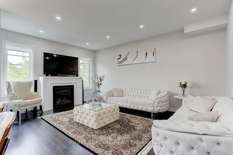 266 Silk Twist Dr, East Gwillimbury, ON L9N 0V4