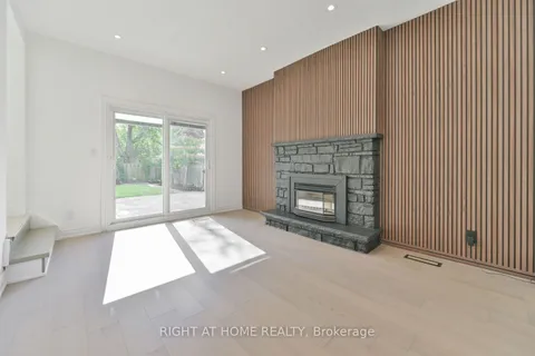 196 Romfield Crct, Markham, ON L3T 3J1