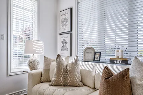 2 Cobb St, Aurora, ON L4G 0W9