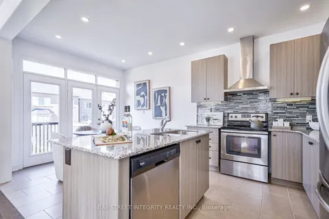 2 Cobb St, Aurora, ON L4G 0W9