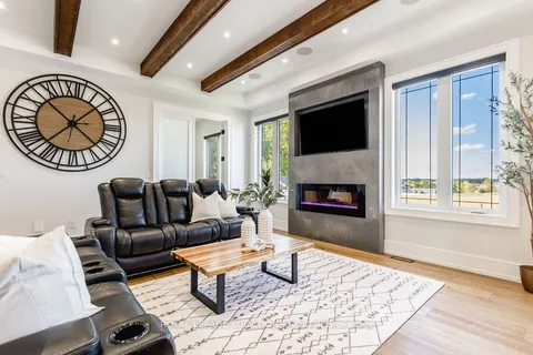 22 East John St, Innisfil, ON L0L 1L0