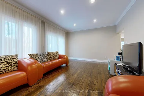 8 Wildrose Cres, Markham, ON L3T 1N5