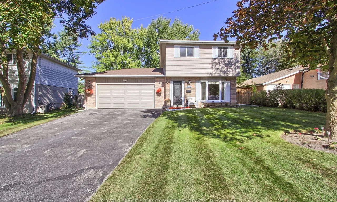 743 Greenfield Cres, Newmarket, ON L3Y 3B2