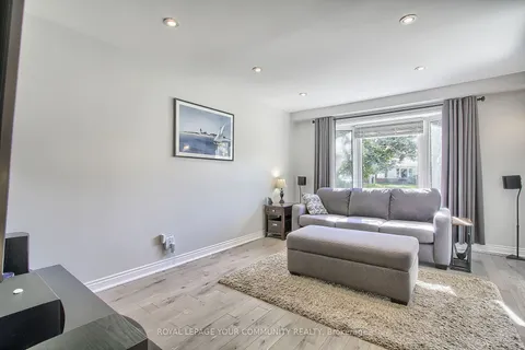 743 Greenfield Cres, Newmarket, ON L3Y 3B2