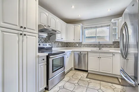 743 Greenfield Cres, Newmarket, ON L3Y 3B2