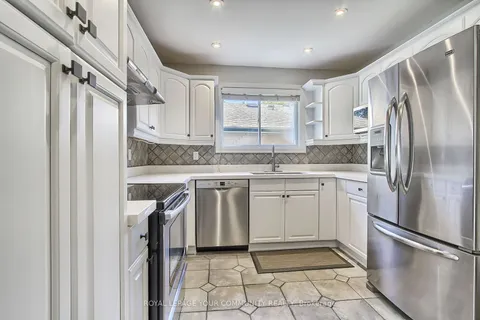 743 Greenfield Cres, Newmarket, ON L3Y 3B2