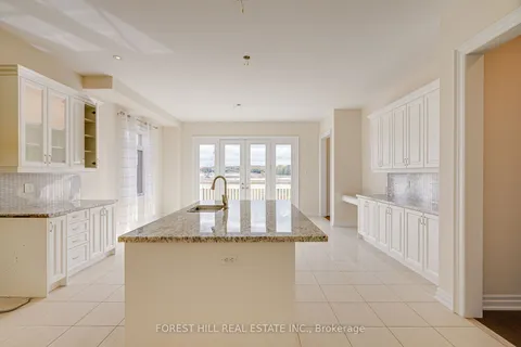 87 Strawbridge Farm Dr, Aurora, ON L4G 0T9