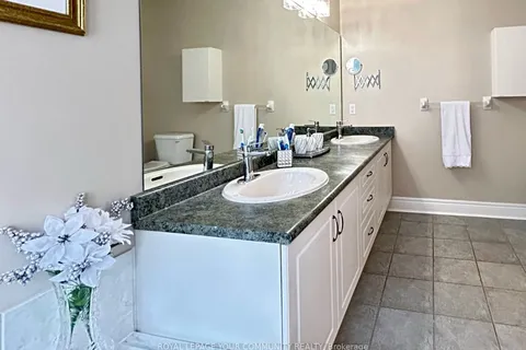 79 Legendary Tr, Whitchurch-Stouffville, ON L4A 1N6