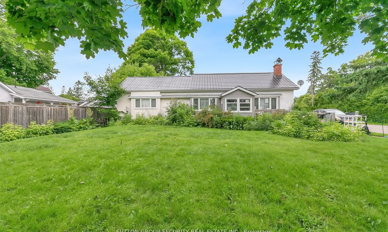 2102 Victoria St, Innisfil, ON L9S 1K4