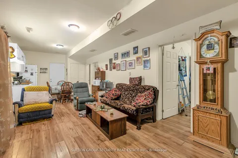 2102 Victoria St, Innisfil, ON L9S 1K4