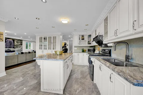 247 Sand Rd, East Gwillimbury, ON L9N 1K1