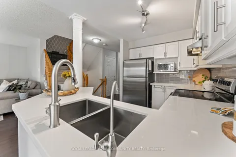 31 Glasgow Cres, Georgina, ON L4P 4B3